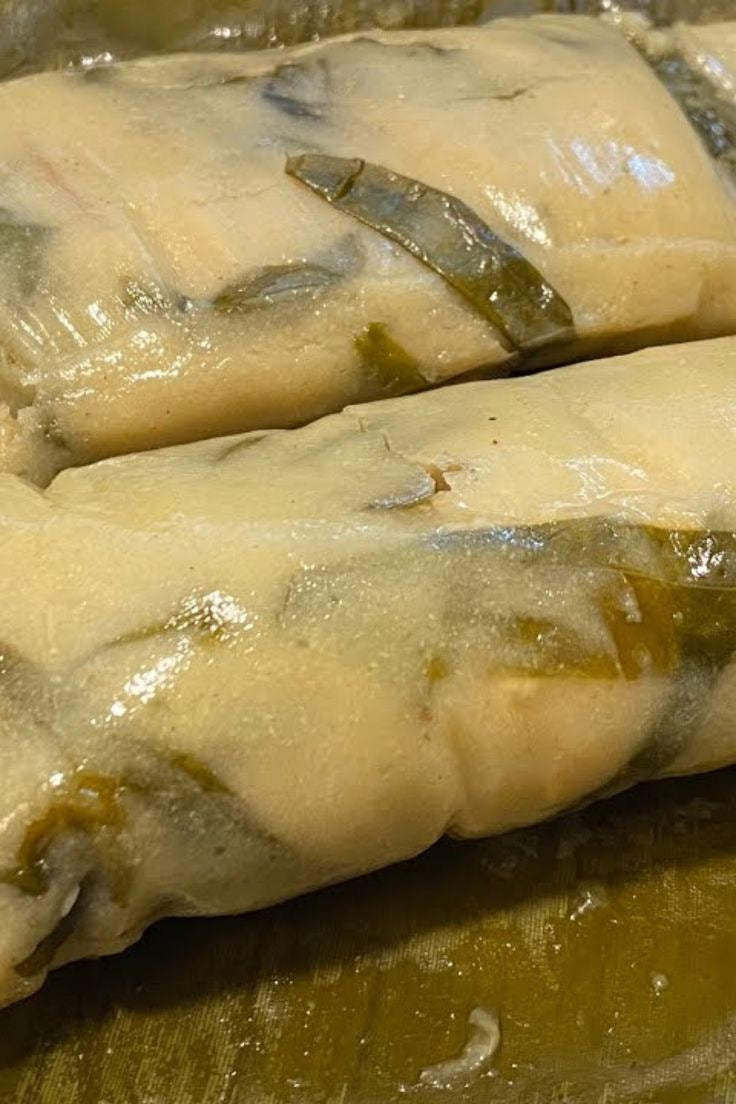 Tamales de rajas con queso en hoja de plátano