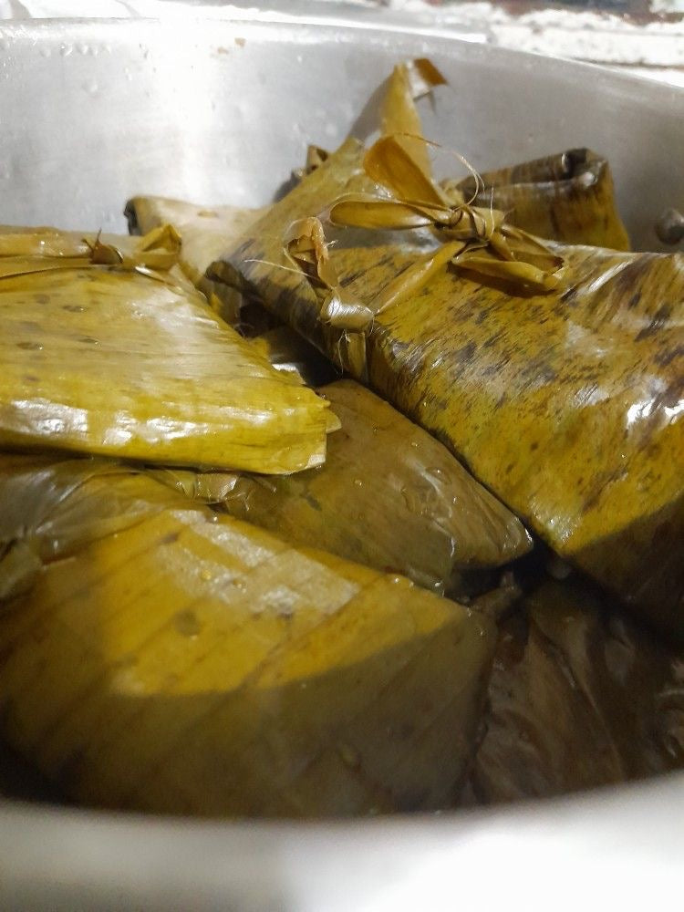 Tamales verdes de puerco en hoja de plátano