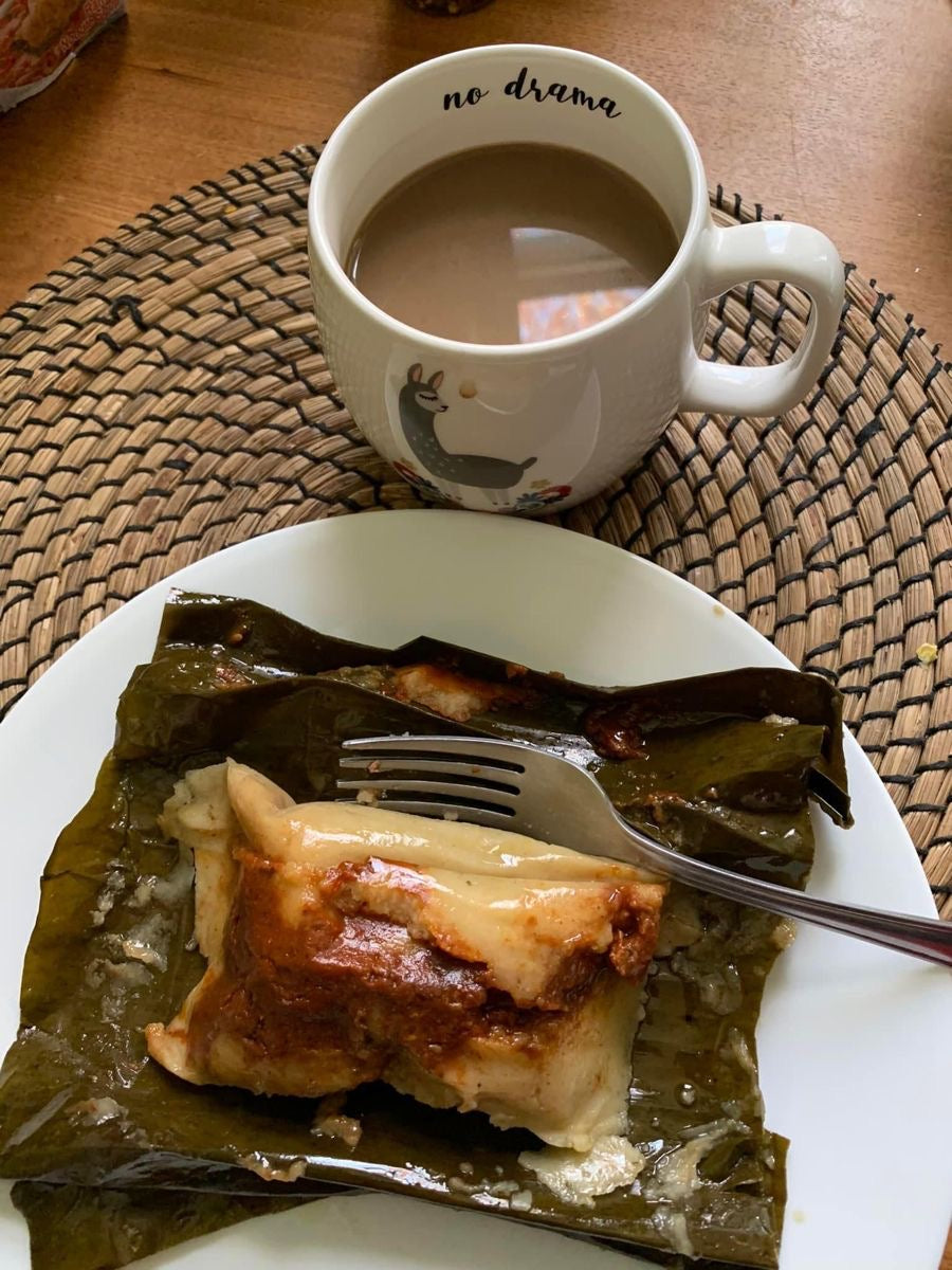 Tamales de hoja de plátano de pollo rojos