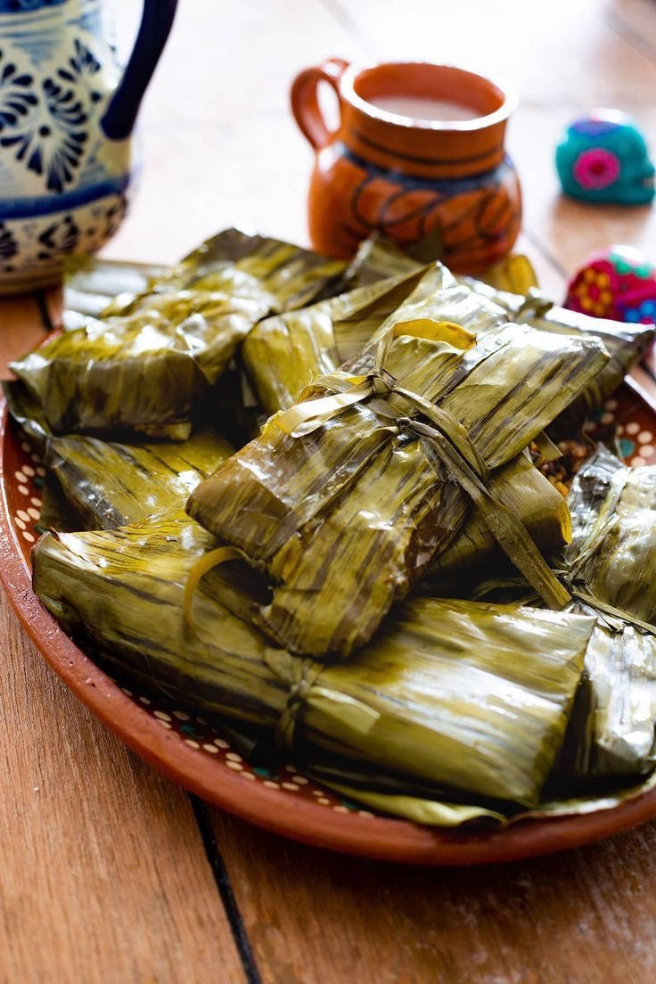 Tamales de hoja de plátano de pollo rojos