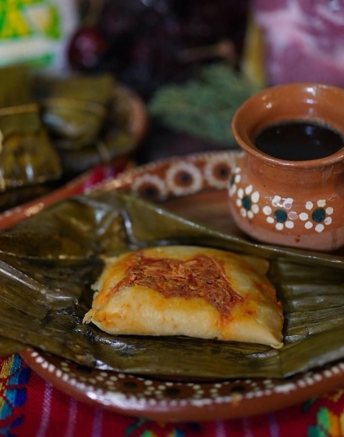 Tamales de hoja de plátano de pollo rojos