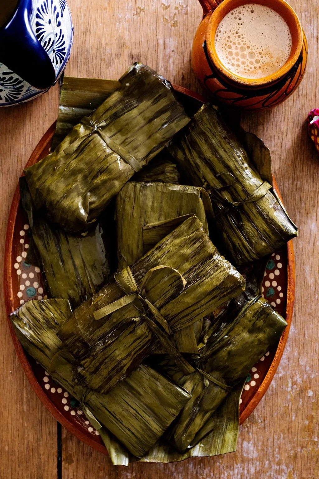 Tamales de rajas con queso en hoja de plátano