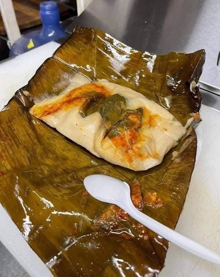Tamales de hoja de plátano de pollo rojos